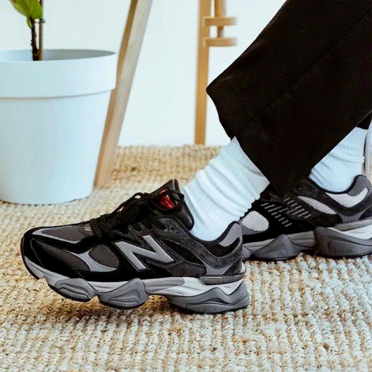 9060 "Black/Castlerock"